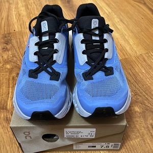 👟 On Cloud Stratus women’s running/walking sneakers.  Size 7.5.